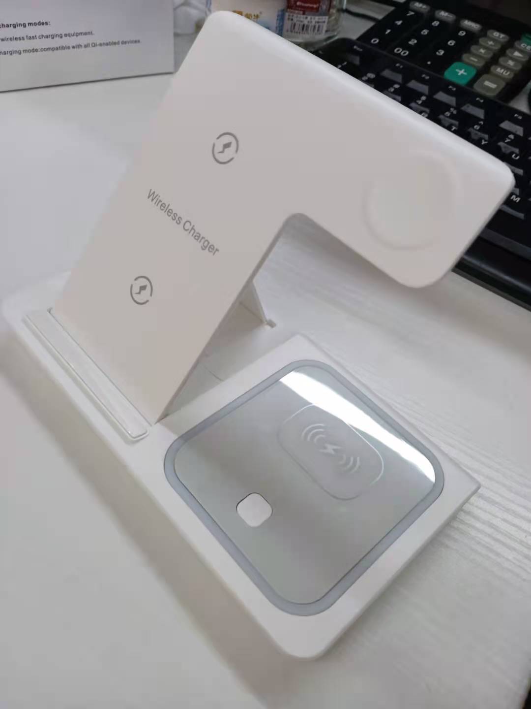 Chargeur sans fil pliable 3-en-1 - Démonstration d'utilisation en situation blanc0 gadjet-maison