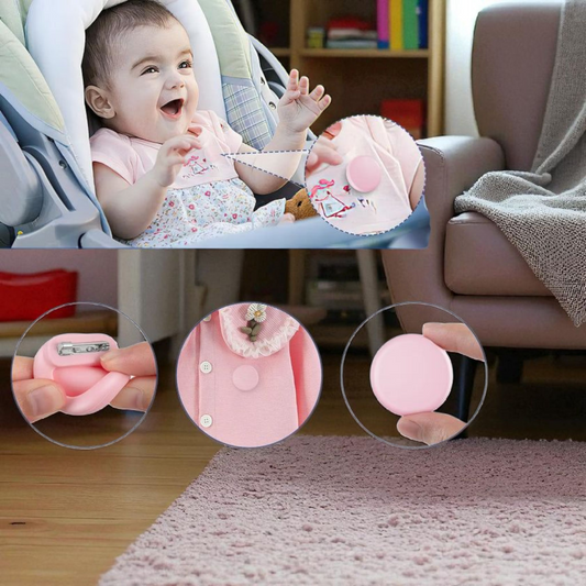Démonstration fixation discrète étui AirTag sur vêtement enfant. gadjet-maison